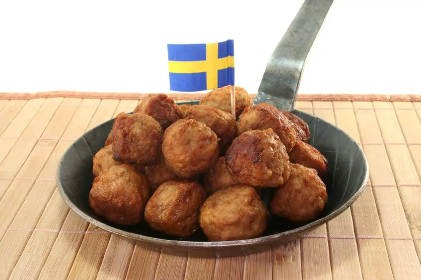 Koettbullar in a pan with Swedish flag