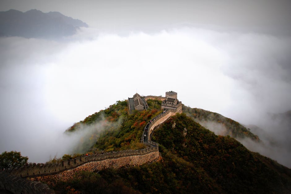 Image depicting the historic and majestic Great Wall of China, showcasing its architectural grandeur and vastness